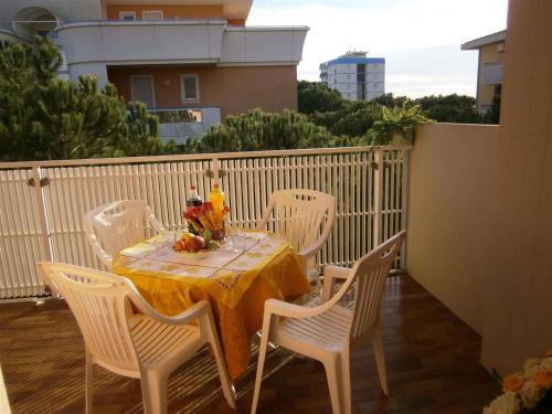 Un balcon sau o terasă la Apartments in Bibione 24419