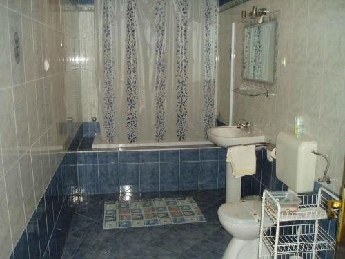 een badkamer met een toilet, een bad en een wastafel bij Two-Bedroom Apartment in Senj I in Nehaj