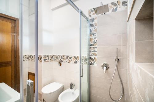 uma casa de banho com um chuveiro, um WC e um lavatório. em Mondello - Addaura - Le Dimore dello Zodiaco - Dimora della Bilancia em Palermo