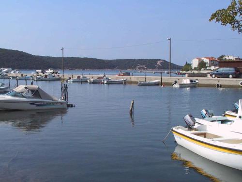 un gruppo di barche ormeggiate in un porto di Kampor Apartment 3 a Kampor