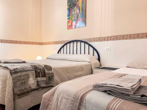 ヴェローナにあるNido Holiday Apartment Veronaのベッド2台が隣同士に設置された部屋です。