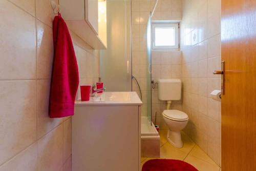 Vonios kambarys apgyvendinimo įstaigoje One-Bedroom Apartment in Crikvenica LXXIX