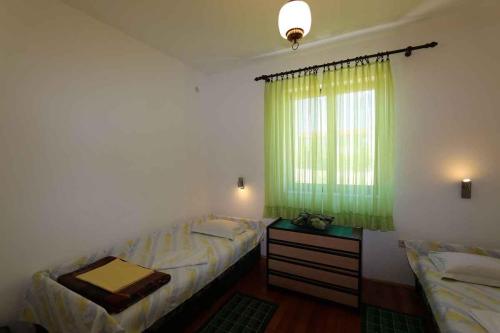 um quarto com 2 camas individuais e uma janela em Silo Apartment 8 em Šilo