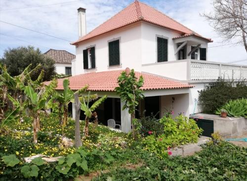 Casa blanca con techo rojo en Avó Lucindinha House - Porto Moniz en Porto Moniz