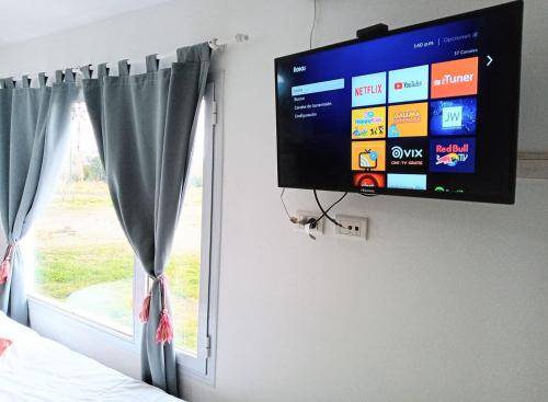En tv och/eller ett underhållningssystem på Cabañas Aluen