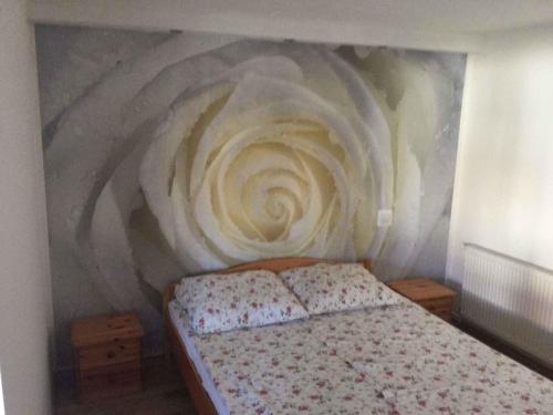 バラトンベレーニにあるHoliday home Balatonbereny 9の壁に絵画が描かれたベッド付きの部屋