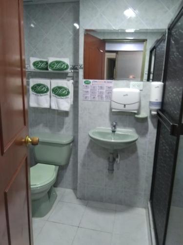 HOTEL LOS BALCONES في بوغوتا: حمام مع مرحاض ومغسلة