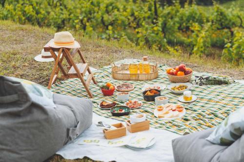 a picnic blanket with food and baskets of food at Casa do Arco by Douro Exclusive in São Cristóvão do Douro