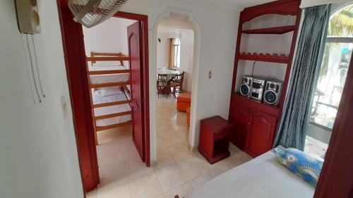 Habitación con puerta y espejo. en Apartamento con Piscina, Playa a 2 calles., en Santa Marta