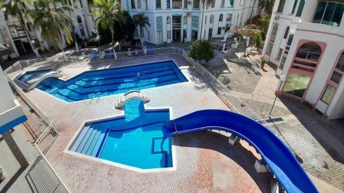 una vista aérea de una piscina con tobogán de agua en Apartamento con Piscina, Playa a 2 calles., en Santa Marta