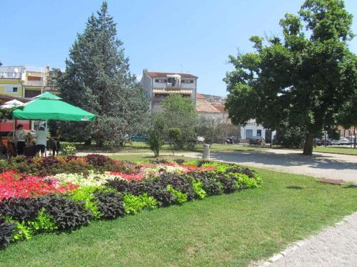 Vonkajšia záhrada v ubytovaní Apartment in Crikvenica 5379