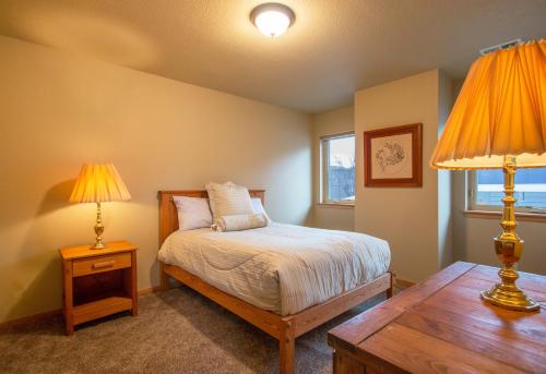 Imagen de la galería de Redtail 3 Bedroom with Spacious Kitchen and Covered Back Deck - 30 Day Stay home, en Hood River