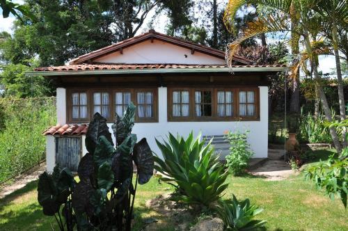صورة لـ Casa COMPLETA, 2 quartos, Estacionamento GRATUITO, WIFI 300MB, frigobar, microondas, fogão e jardim في ساو جواو ديل ري