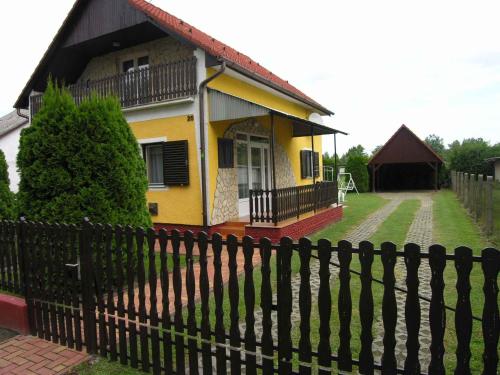 バラトンマーリアフュルドゥーにあるHoliday home in Balatonmariafürdo 19426の黄色い家