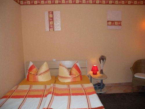 ein Schlafzimmer mit einem Bett mit Kissen darauf in der Unterkunft Apartment Bergen auf Rügen 5 in Mölln-Medow