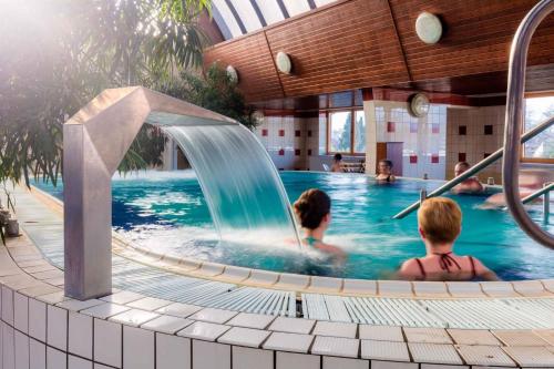 un grupo de personas en una piscina con una fuente en Holiday home in Harkany 20494, en Harkány