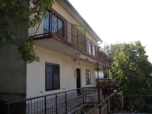 ein Gebäude mit Balkonen und einer Treppe davor in der Unterkunft Apartment Jablanac/Velebit Riviera 17115 in Jablanac