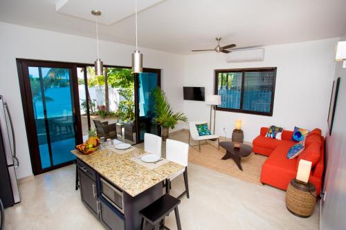 ein Wohnzimmer mit einem roten Sofa und einem Tisch in der Unterkunft Bella Luna Beach Condo #227462 in West End