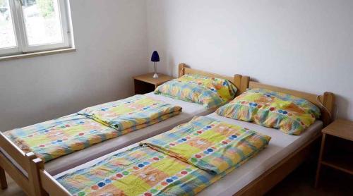 dwa łóżka siedzące obok siebie w sypialni w obiekcie Apartment Silo 3 w mieście Šilo