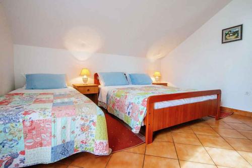 Posteľ alebo postele v izbe v ubytovaní Apartment in Petrcane/Zadar Riviera 7842