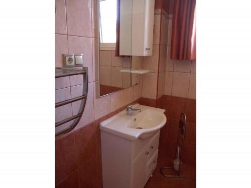 y baño con lavabo y espejo. en Holiday Home Balatonmariafurdo 17, en Balatonkeresztúr