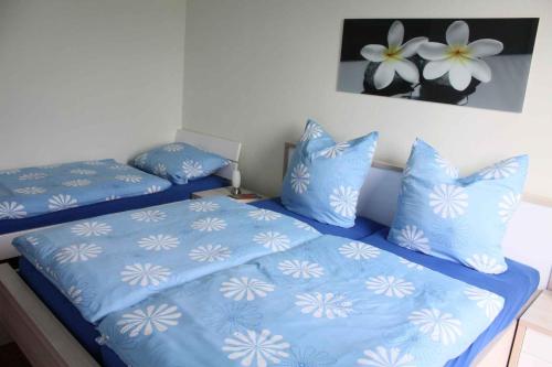 ビンツにあるApartment in Binz (Ostseebad) 2864の青いシーツと枕が備わる客室内のベッド2台