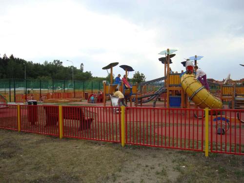 plac zabaw ze zjeżdżalnią i osobami na nim w obiekcie Apartment in Frantiskovy Lazně 1609 w mieście Dolní Lomany