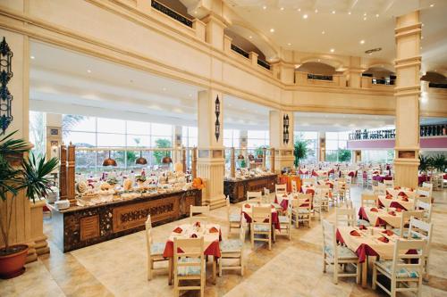 Ein Restaurant oder anderes Speiselokal in der Unterkunft Queen Sharm Aqua Park Hotel 