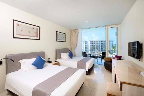 Postel nebo postele na pokoji v ubytování Splash Beach Resort, Maikhao Phuket - SHA Extra Plus