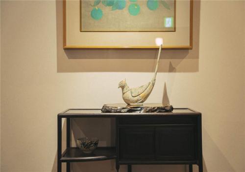 a table with a statue of a banana on it at 谷町君・星屋・城下の宿 in Kyoto