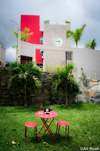 Un jardín fuera de Hotel Real de Lua
