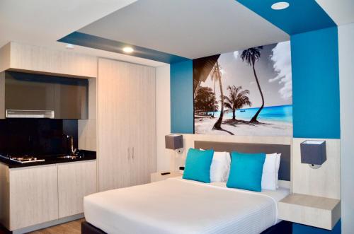 1 dormitorio con 1 cama y una foto de playa en Suites Home 118 By SHG, en Bogotá