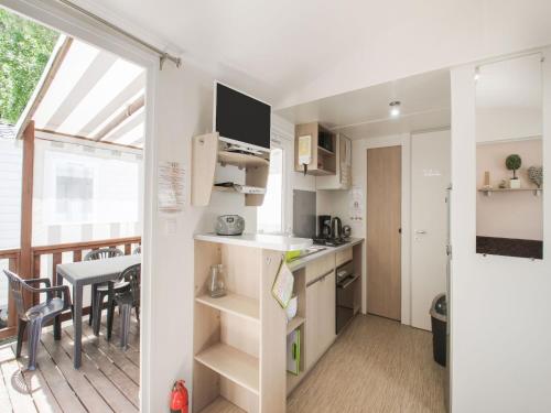 Ce petit appartement comprend une cuisine et une salle à manger. dans l'établissement Mobile Home in Saint Jean near Sea Beach, à Saint-Jean-de-Monts