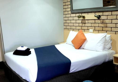 a hotel room with a bed and a window at Alfa motel in Gilgandra