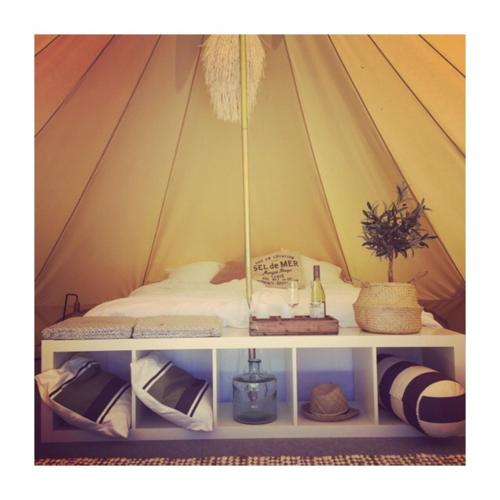 a shelf with a bed in a tent at Glamping i Döshult in Viken