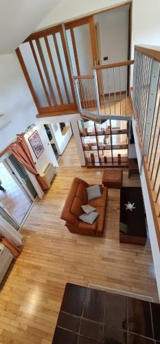 widok z góry na salon z kanapą w obiekcie Sunny Garden Villa with Pool w mieście Loborika