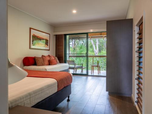 庫努納拉的住宿－庫努納拉車站度假村，酒店客房设有两张床和一个阳台。
