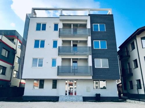 d'un grand bâtiment blanc avec balcon. dans l'établissement Royal Paradise Beach, à Mamaia Nord – Năvodari