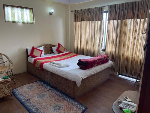Cama o camas de una habitación en Hotel Nagarkot Holiday Inn
