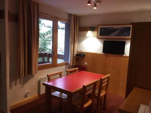 Plagne 1800にあるAppartement Plagne 1800, 2 pièces, 4 personnes - FR-1-351-92のダイニングルーム(赤いテーブル、椅子、窓付)