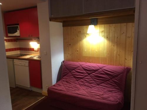 Plagne 1800にあるAppartement Plagne 1800, 2 pièces, 4 personnes - FR-1-351-92の小さなキッチン(ピンクベッド1台付)