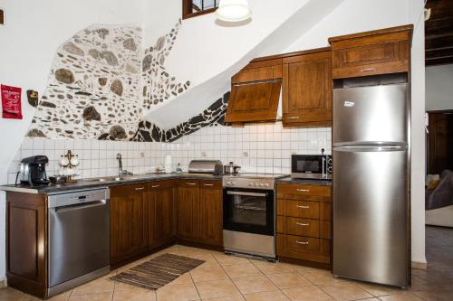 Кухня или мини-кухня в Pericles Beach Villa

