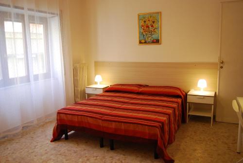 1 cama en una habitación con 2 mesas y 2 lámparas en Residenza Flaminia, en Roma