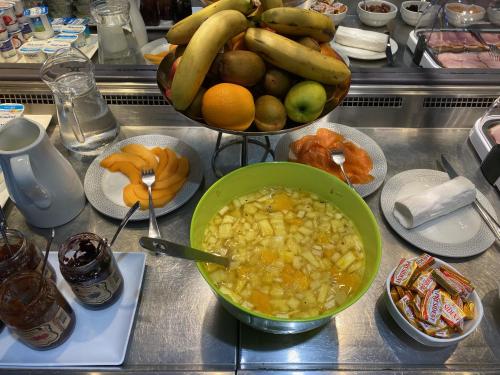 een aanrecht met een kom eten en een kom fruit bij Hotel Restaurant Vesontio in Besançon