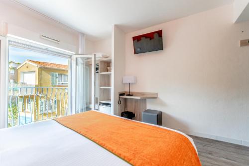 Un pat sau paturi într-o cameră la Hotel Provencal