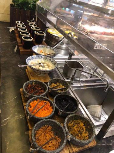 una linea a buffet con molti tipi diversi di cibo di Hyatt Place Chongli a Chongli