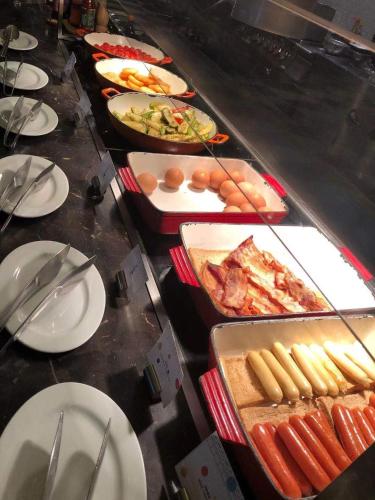 una linea di buffet con piatti di cibo e cibo di Hyatt Place Chongli a Chongli