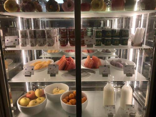 un frigorifero pieno di diversi tipi di cibo di Hyatt Place Chongli a Chongli