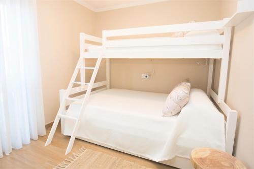 Etagenbett in einem kleinen Zimmer mit einer Leiter in der Unterkunft Hospedium Galitrips A Casa de Lucho in Vimianzo