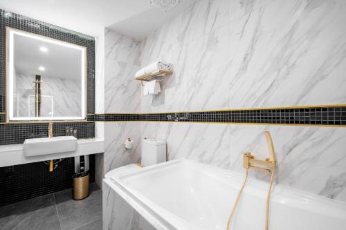Salle de bains dans l'établissement Ratri Hotel Phuket Old Town